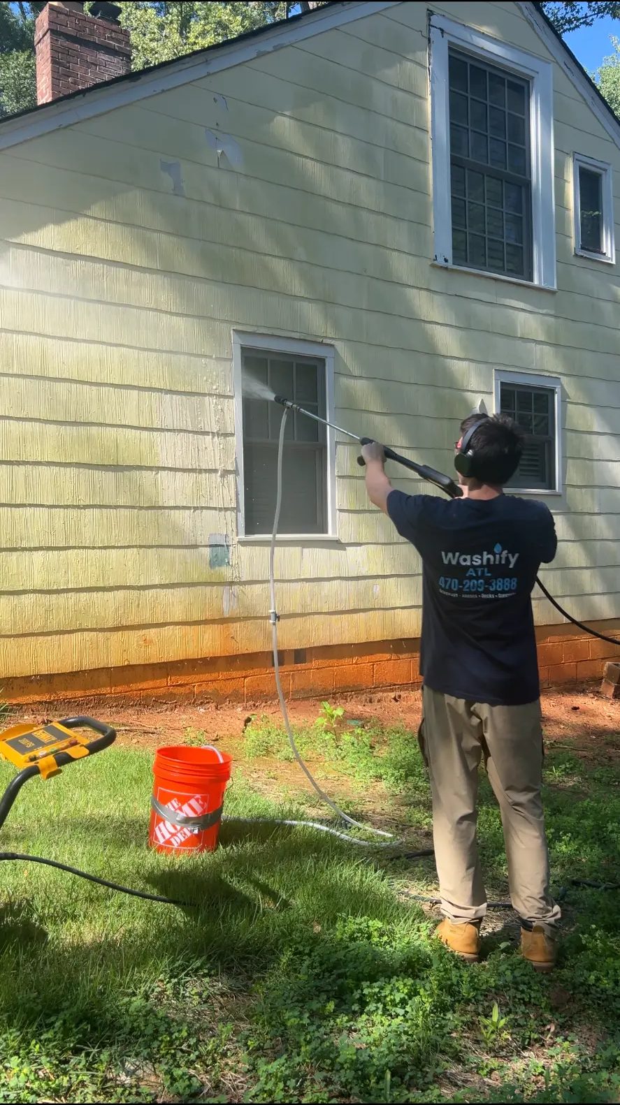 Soft washing house siding in Tucker, GA